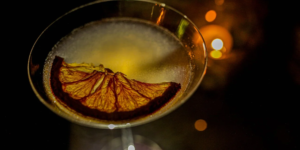 Read more about the article Cosmopolitan: The Stylish Cocktail That Redefined Glamour